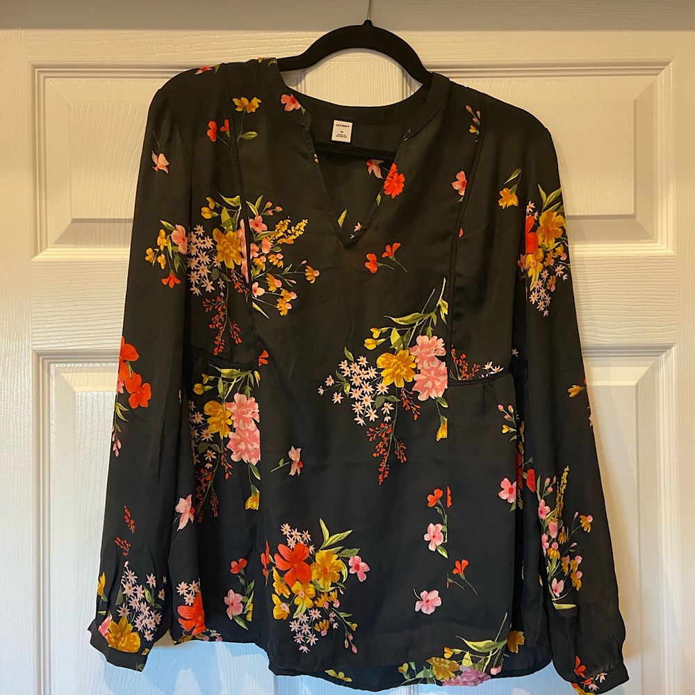 Women’s gorgeous blouse. Flowy and beautiful. From Old Navy.